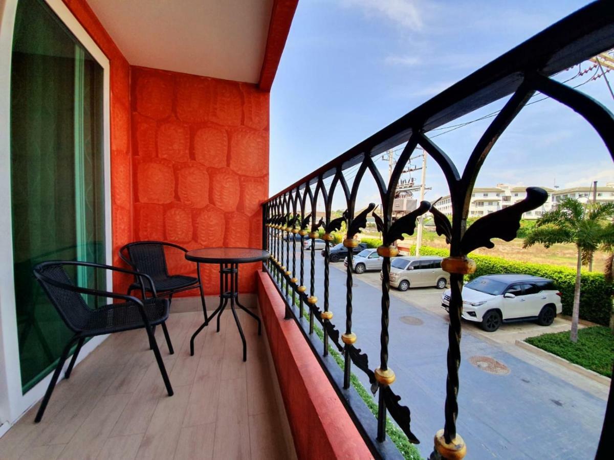 Seven Seas Condo By Dmitrii Pantai Jomtien Bagian luar foto